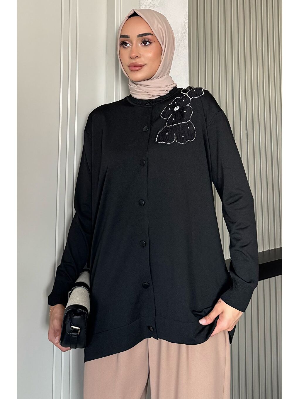 Siyah Çiçek Figürlü Ön Düğmeli Tesettür Triko Hırka (s-m-l-xl Beden Uyumludur.)-3