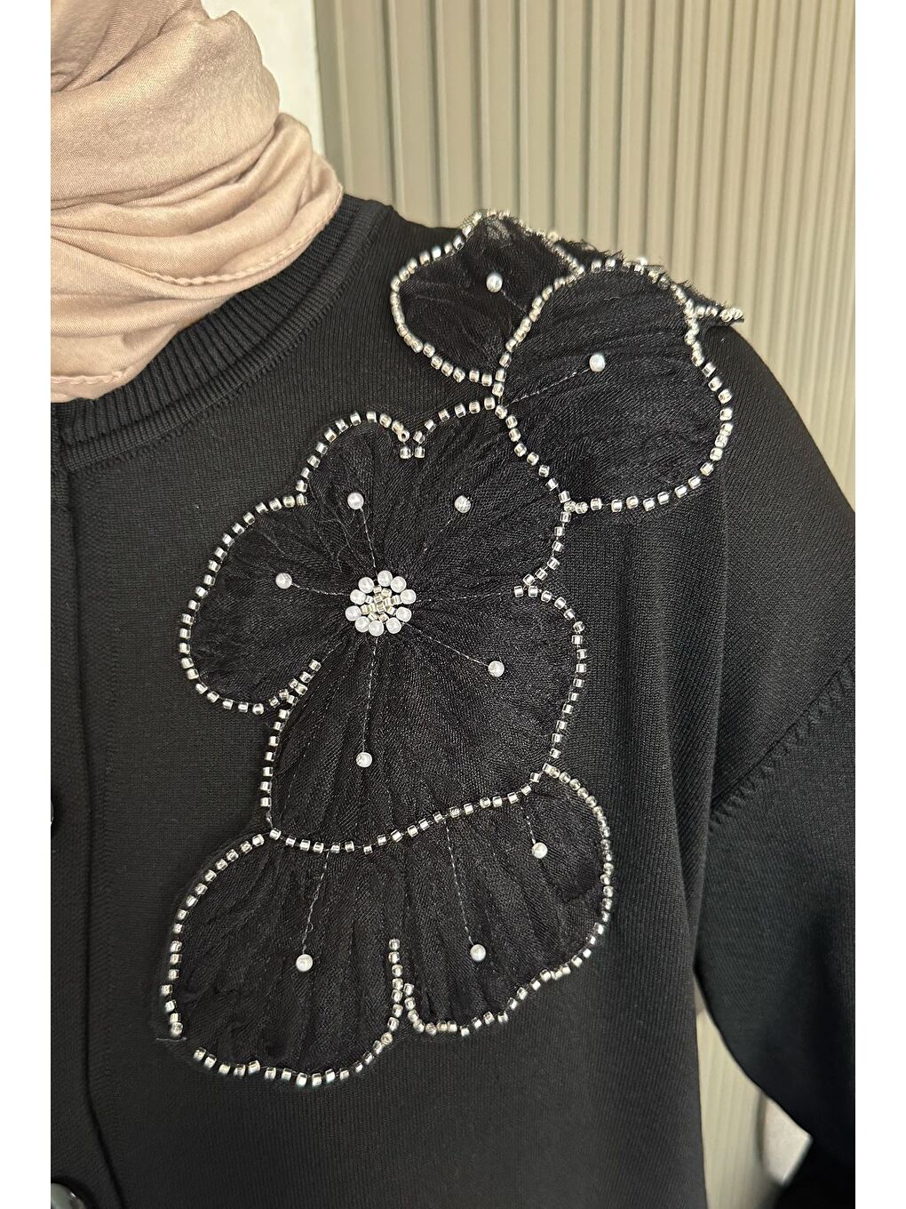 Siyah Çiçek Figürlü Ön Düğmeli Tesettür Triko Hırka (s-m-l-xl Beden Uyumludur.)-5