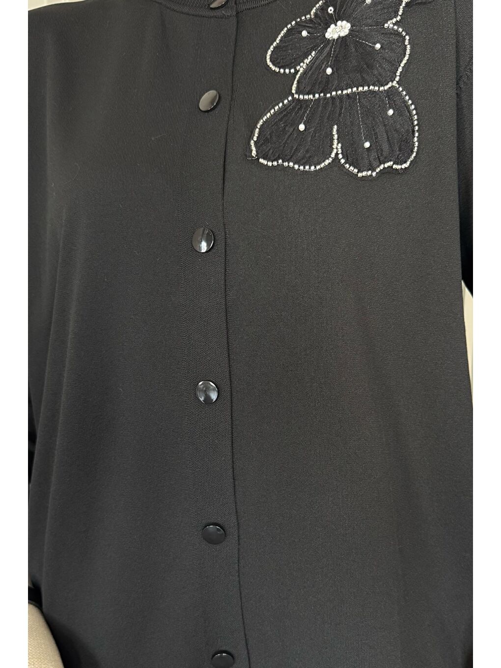 Siyah Çiçek Figürlü Ön Düğmeli Tesettür Triko Hırka (s-m-l-xl Beden Uyumludur.)-7