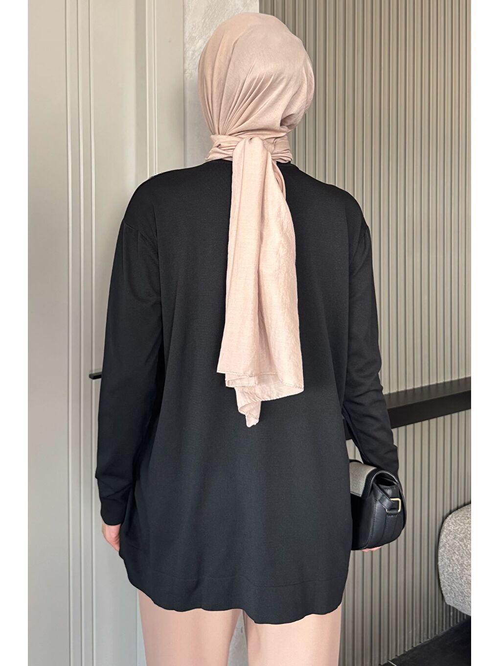 Siyah Çiçek Figürlü Ön Düğmeli Tesettür Triko Hırka (s-m-l-xl Beden Uyumludur.)-9