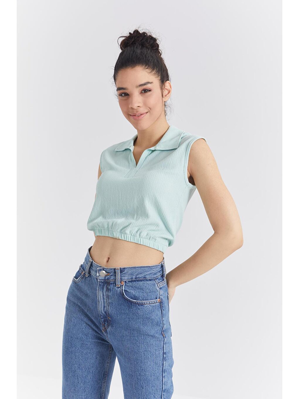 TOMMYLIFE Turkuaz Su Yeşili Polo Yaka Beli Lastikli Bürümcük Kumaş Kadın Crop Top T-Shirt - 97223