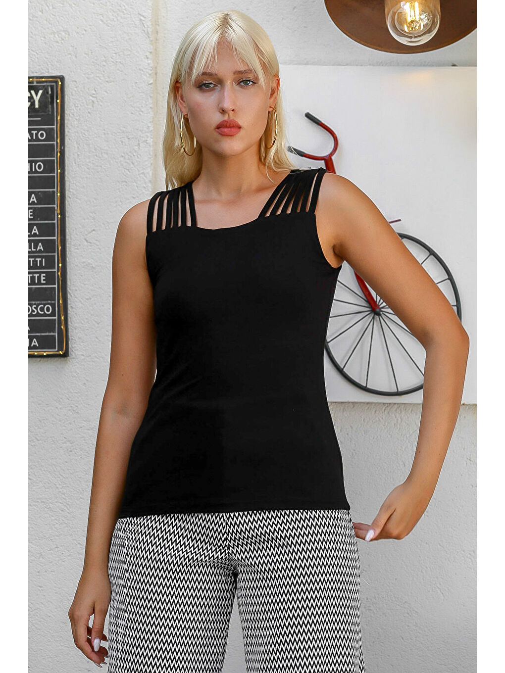 Kadın Siyah Kare Yaka Kolsuz Biyeli Midi Regular Fit Casual Viskon Örme Bluz-4