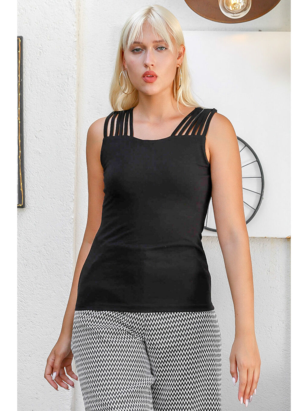 Kadın Siyah Kare Yaka Kolsuz Biyeli Midi Regular Fit Casual Viskon Örme Bluz-5