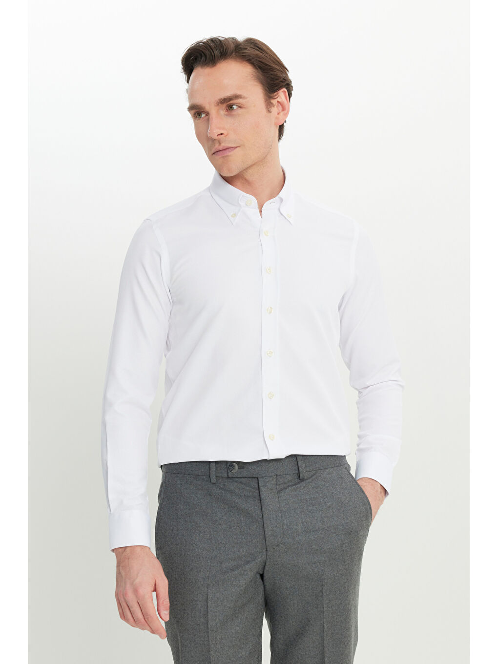 Erkek Beyaz Kolay Ütülenebilir Pamuklu Slim Fit Dar Kesim Düğmeli Yaka Oxford Armürlü Basic Gömlek-4