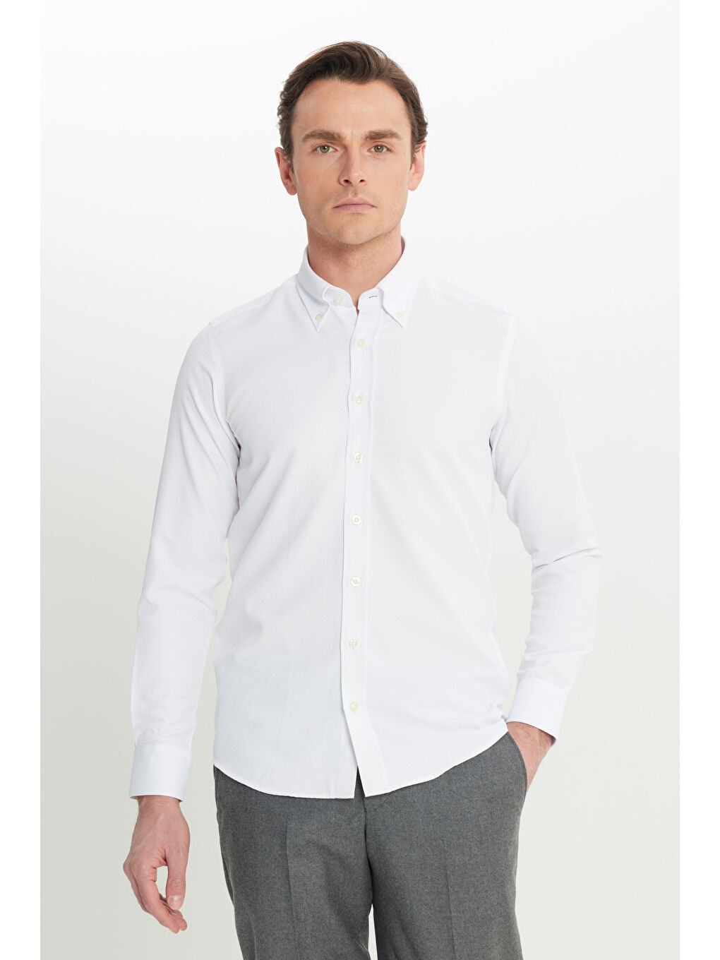 Erkek Beyaz Kolay Ütülenebilir Pamuklu Slim Fit Dar Kesim Düğmeli Yaka Oxford Armürlü Basic Gömlek-6