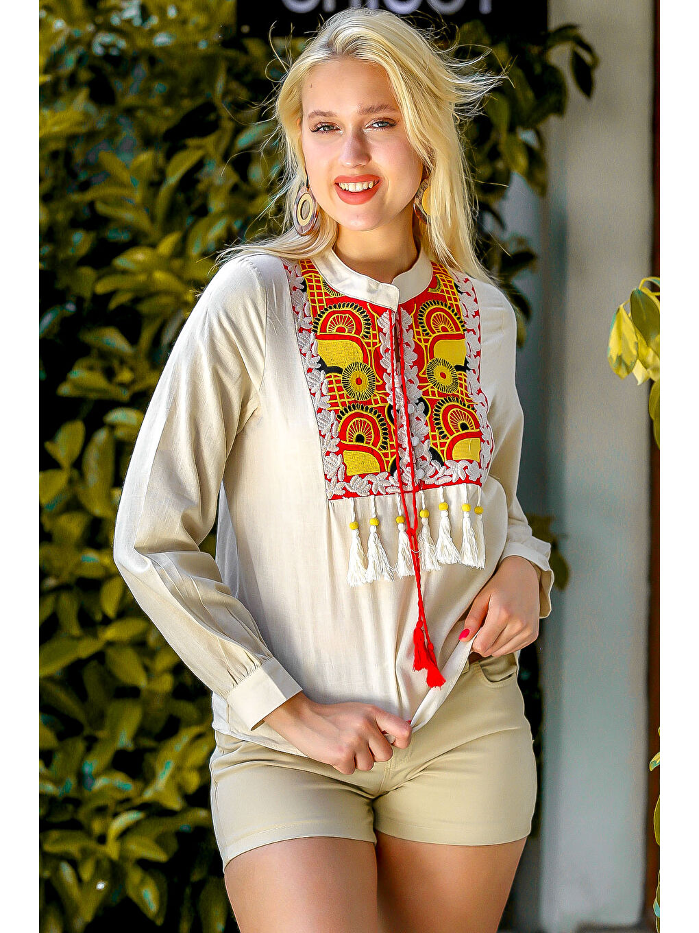 Kadın Bej Hakim Yaka Japon Güneş Nakışlı Püskül Detaylı Bluz M10010200BL94100