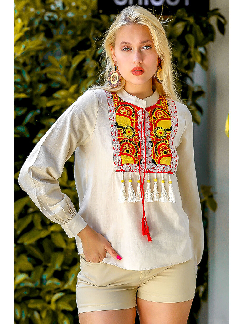 Kadın Bej Hakim Yaka Japon Güneş Nakışlı Püskül Detaylı Bluz M10010200BL94100-1