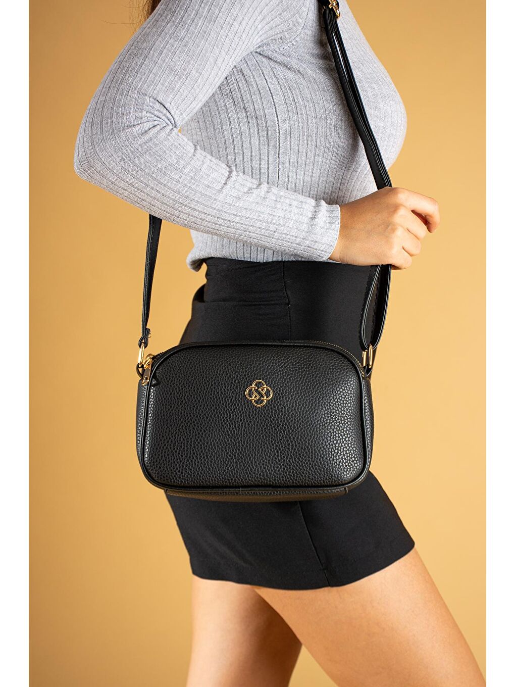 Siyah Ayarlanabilir Askılı 4 Bölmeli Fermuarlı Kadın Omuz Çantası BAG5006-23-1