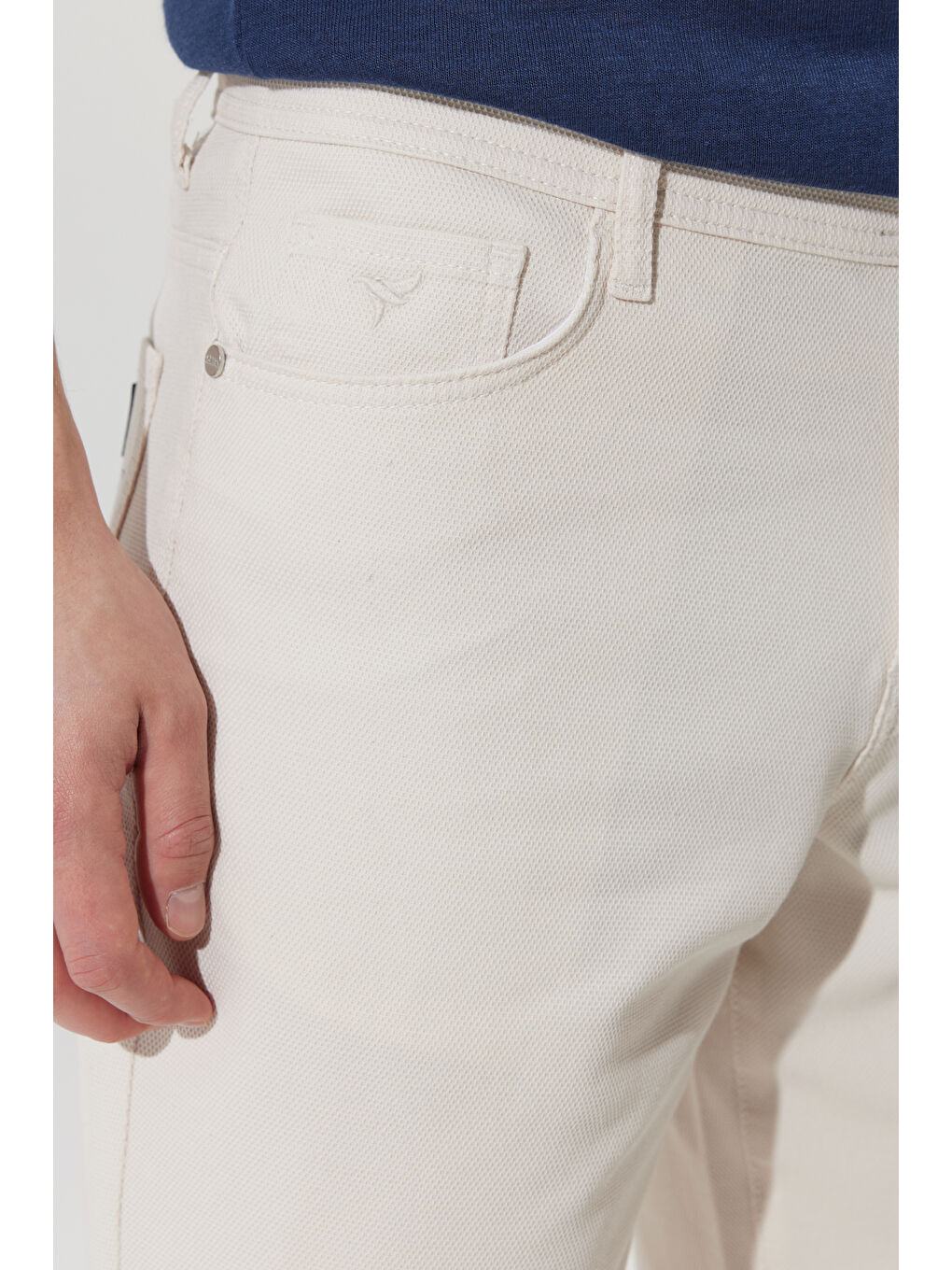 Erkek Beyaz Slim Fit Dar Kesim 5 Cep Armürlü Şort-6