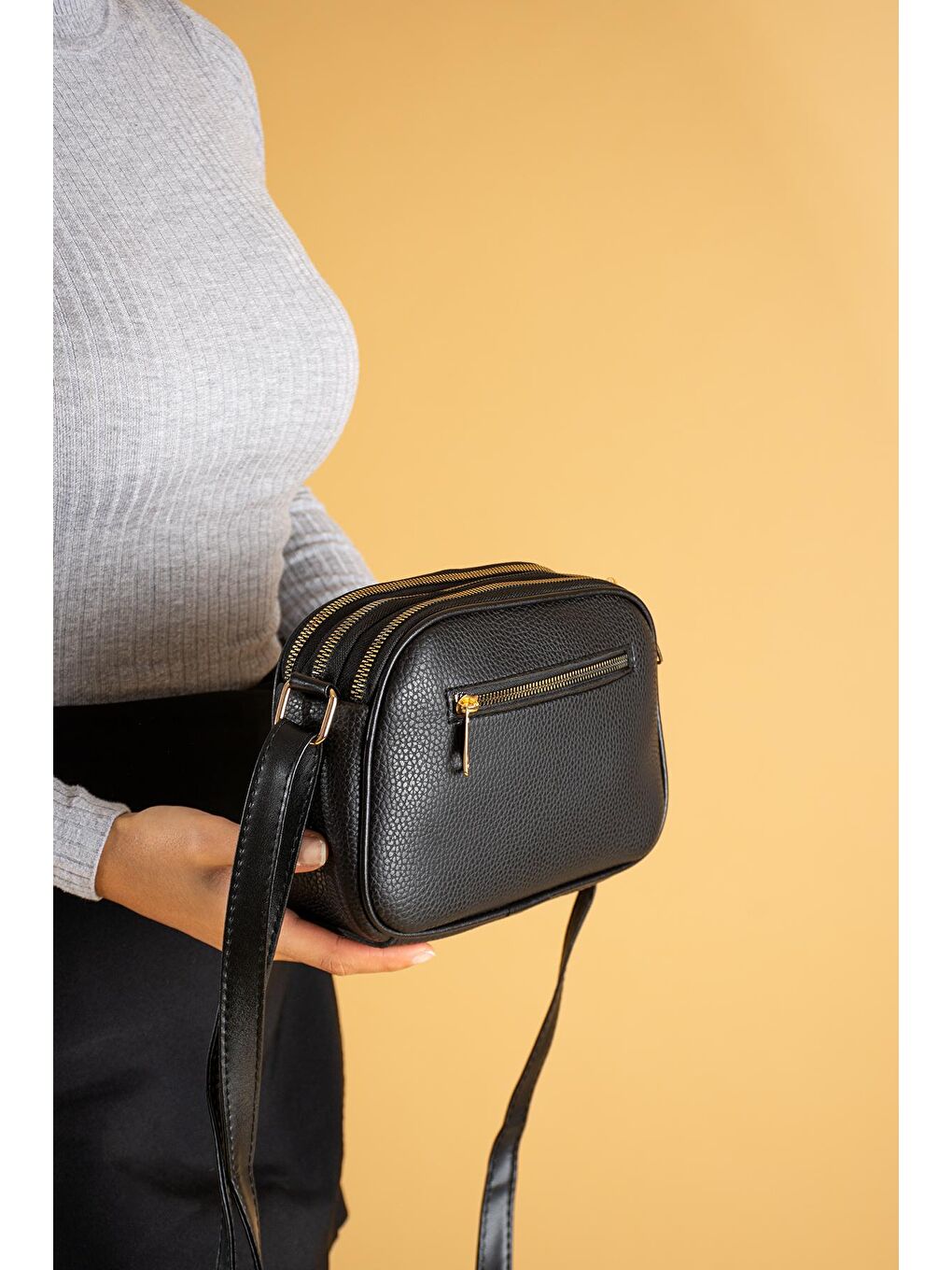 Siyah Ayarlanabilir Askılı 4 Bölmeli Fermuarlı Kadın Omuz Çantası BAG5006-23-2