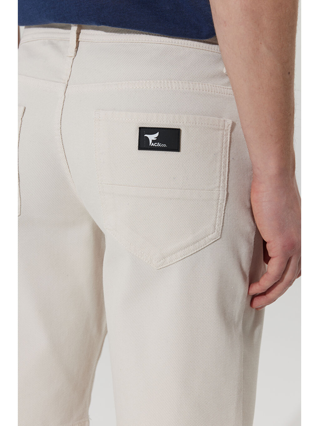 Erkek Beyaz Slim Fit Dar Kesim 5 Cep Armürlü Şort-8