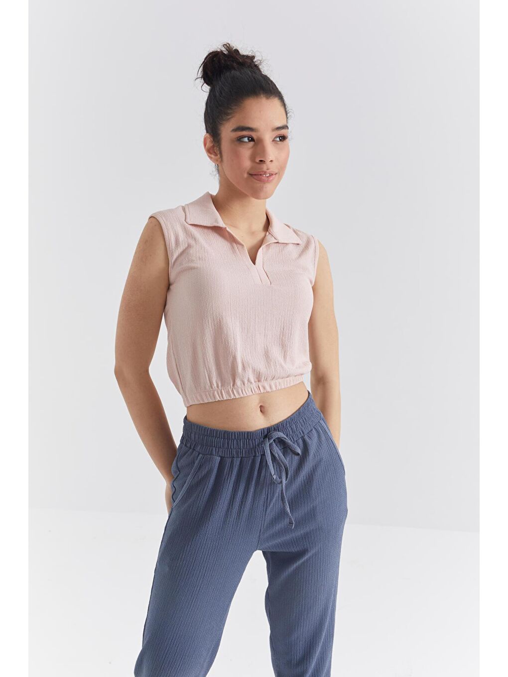 TOMMYLIFE Pembe Somon Polo Yaka Beli Lastikli Bürümcük Kumaş Kadın Crop Top T-Shirt - 97223