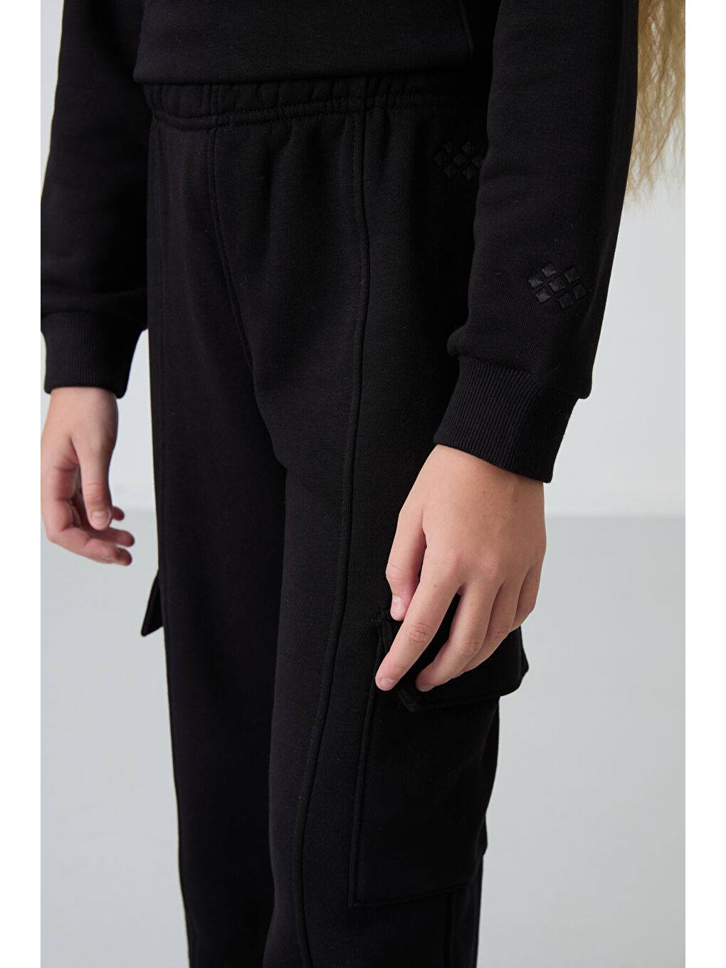 Siyah Pamuklu İçi Tüylü Yumuşak Dokulu Standart Fit Nakışlı Kız Çocuk Eşofman Takım - 75159-9