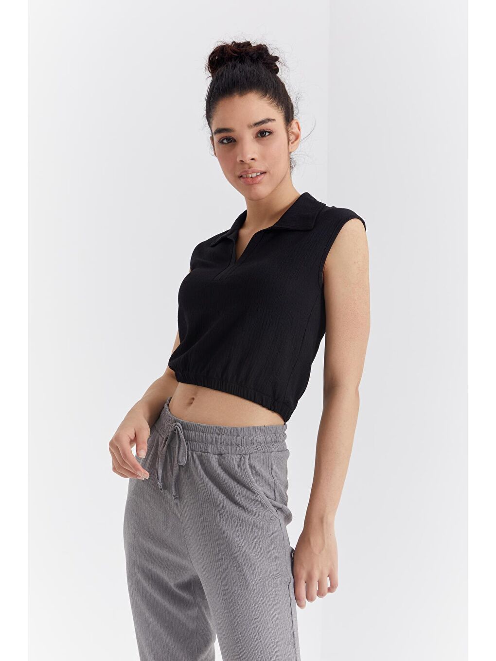 TOMMYLIFE Siyah Polo Yaka Beli Lastikli Bürümcük Kumaş Kadın Crop Top T-Shirt - 97223