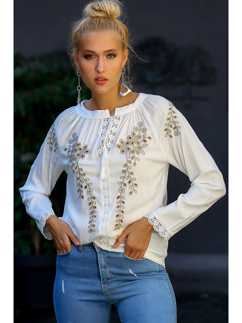 Kadın Beyaz Delik İşi Çiçek Nakışlı Dantel Detaylı Dokuma Bluz M10010200BL94859