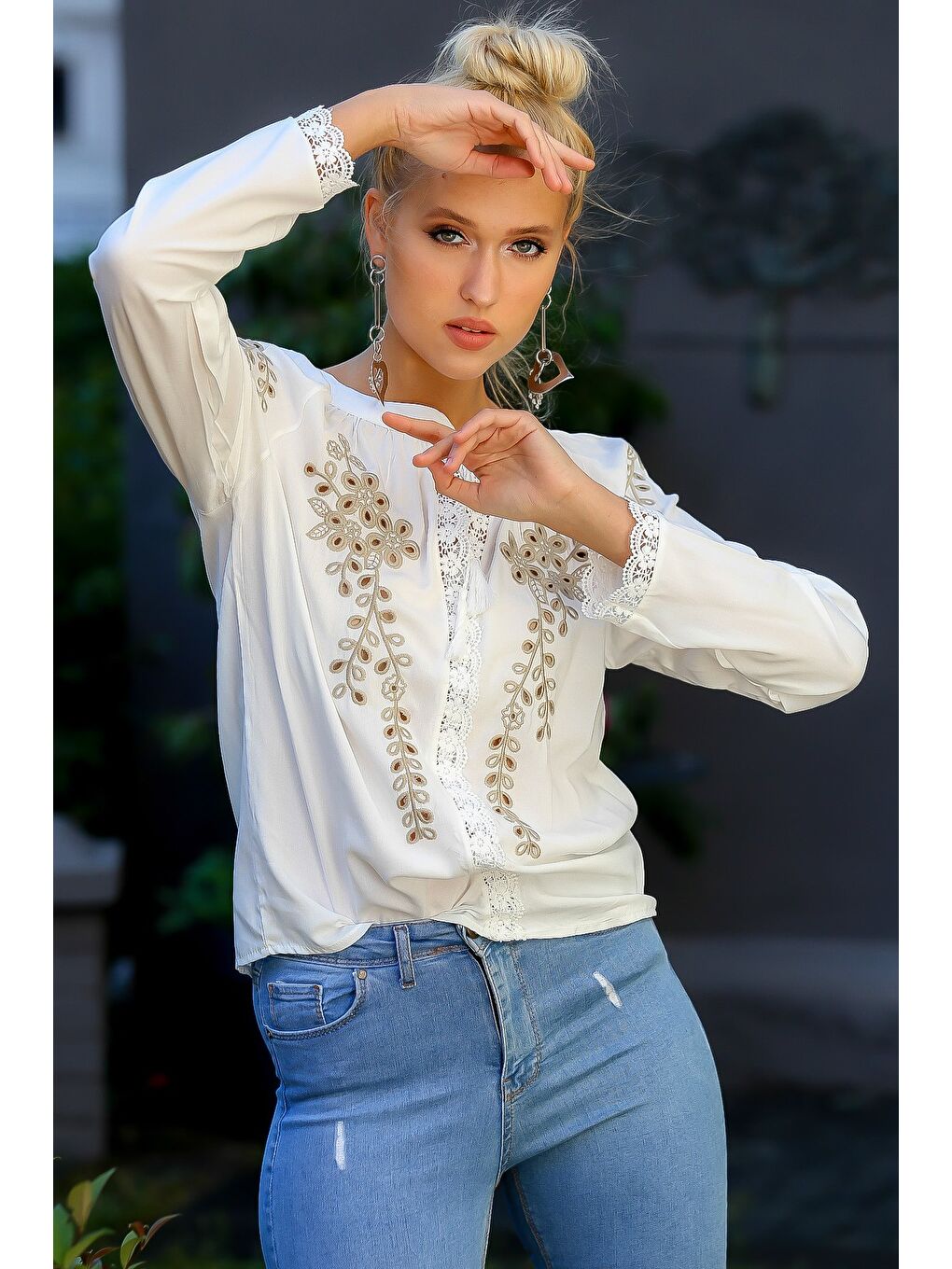 Kadın Beyaz Delik İşi Çiçek Nakışlı Dantel Detaylı Dokuma Bluz M10010200BL94859-1