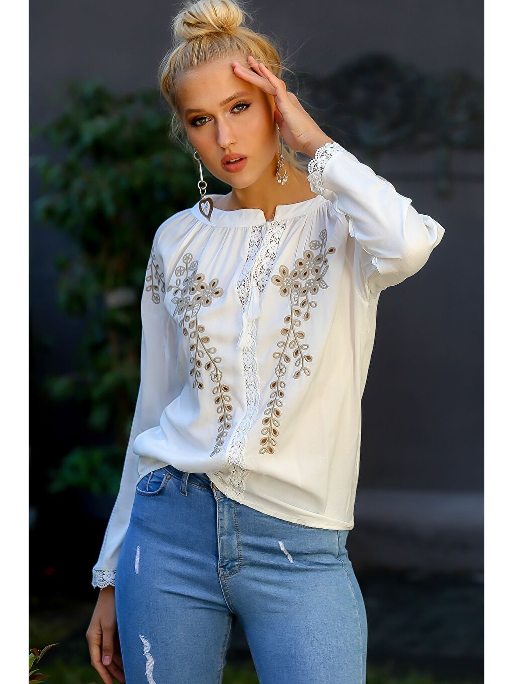 Kadın Beyaz Delik İşi Çiçek Nakışlı Dantel Detaylı Dokuma Bluz M10010200BL94859-2