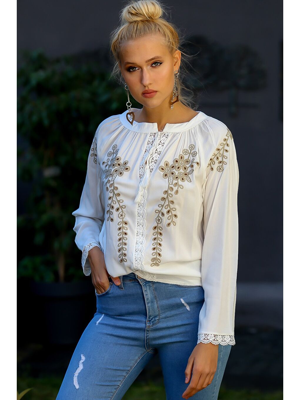 Kadın Beyaz Delik İşi Çiçek Nakışlı Dantel Detaylı Dokuma Bluz M10010200BL94859-3