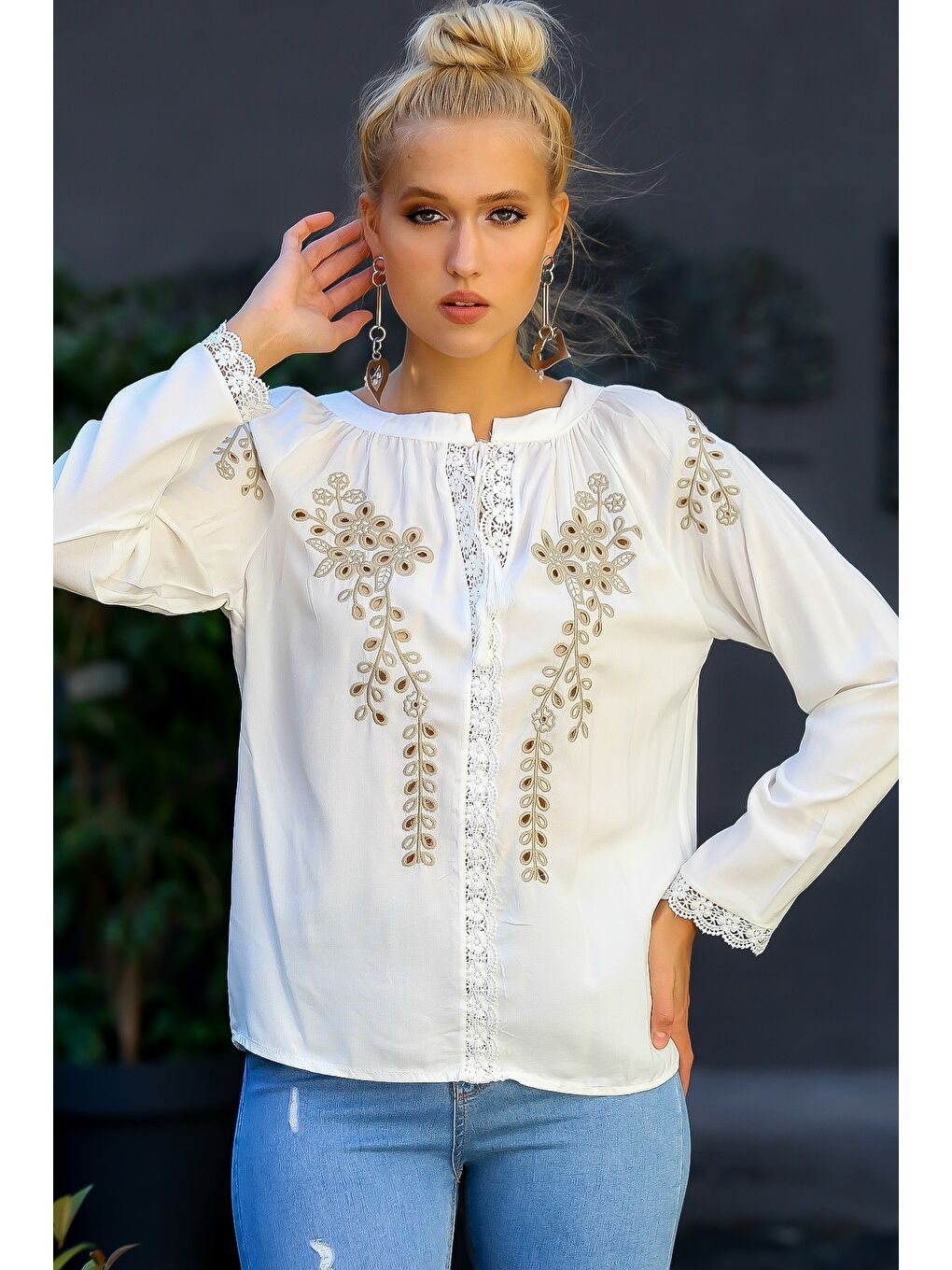Kadın Beyaz Delik İşi Çiçek Nakışlı Dantel Detaylı Dokuma Bluz M10010200BL94859-4
