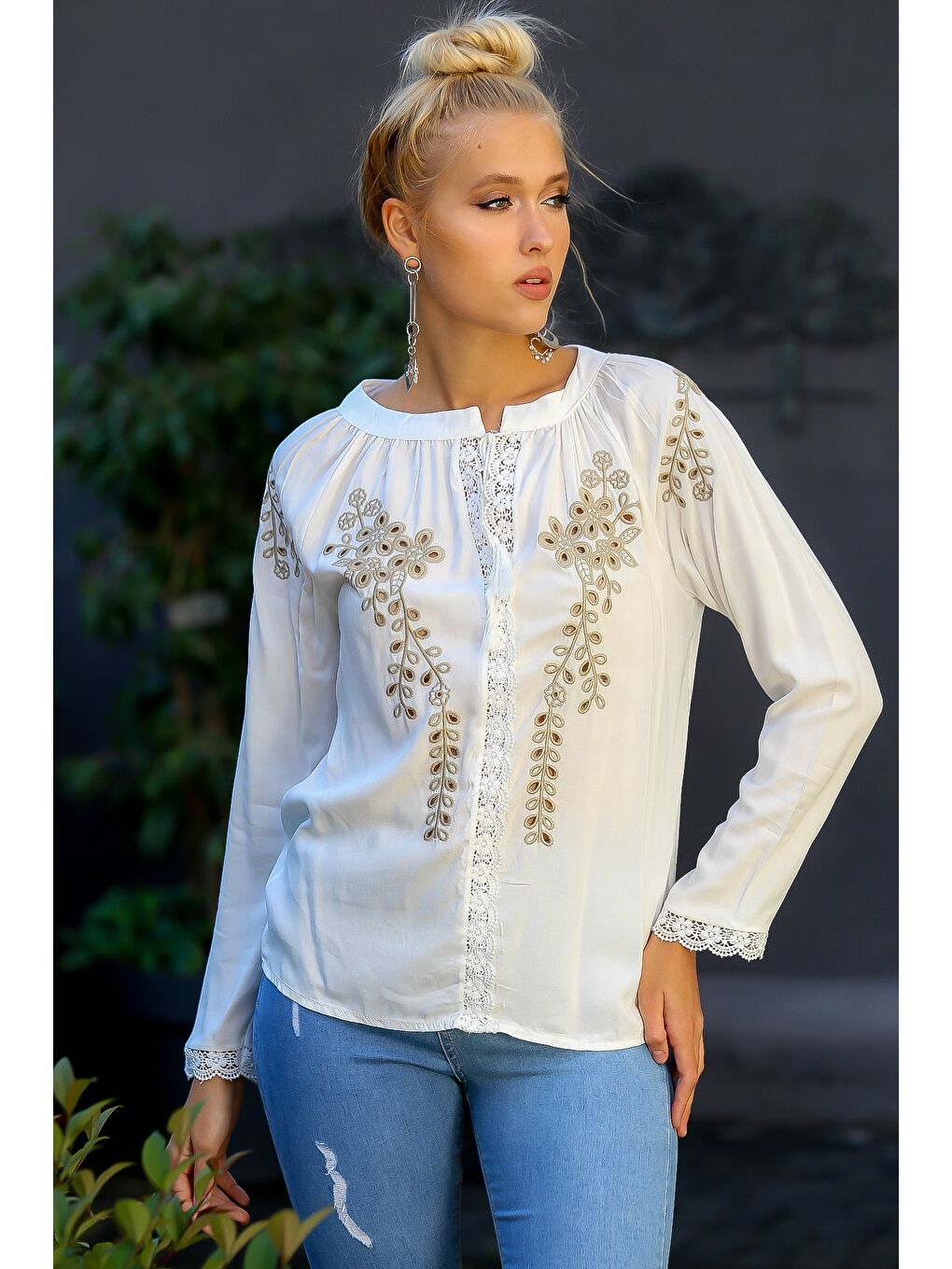 Kadın Beyaz Delik İşi Çiçek Nakışlı Dantel Detaylı Dokuma Bluz M10010200BL94859-5
