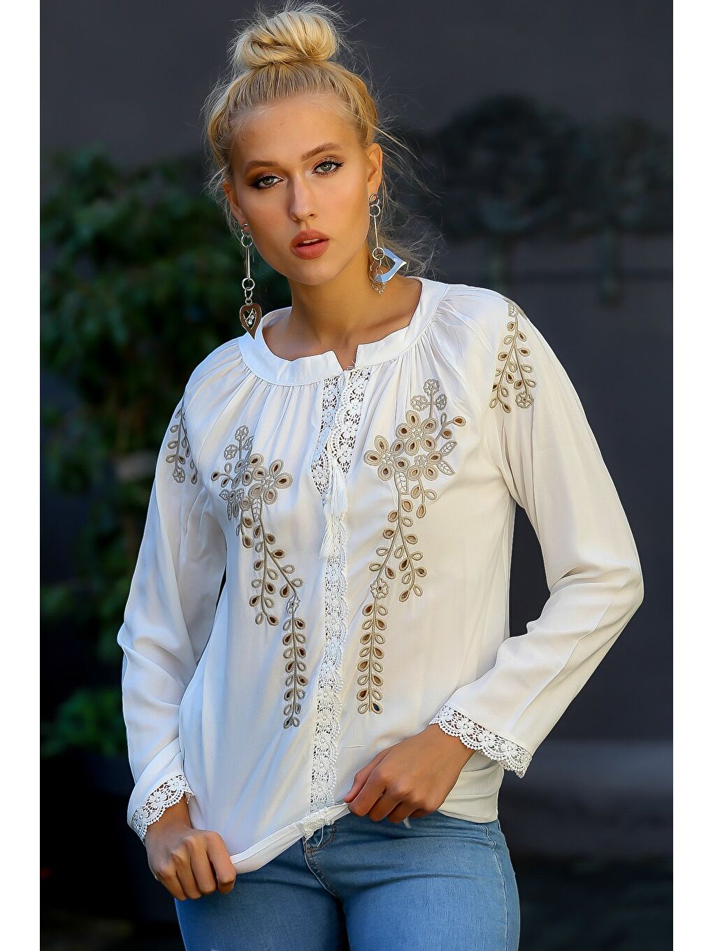 Kadın Beyaz Delik İşi Çiçek Nakışlı Dantel Detaylı Dokuma Bluz M10010200BL94859-6