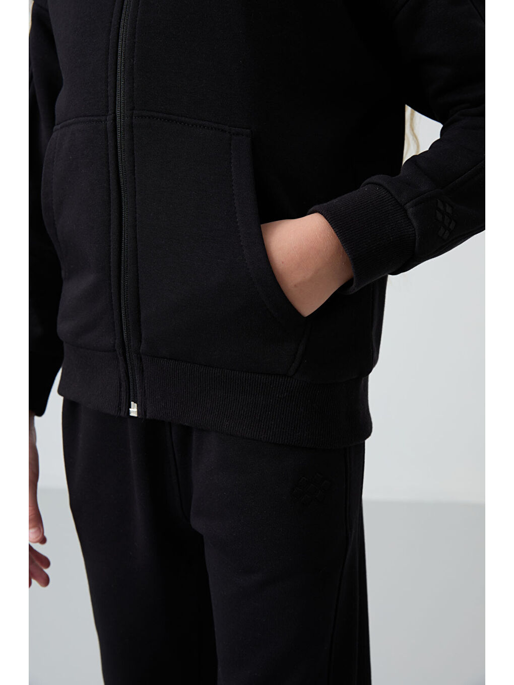 Siyah Pamuklu İçi Tüylü Yumuşak Dokulu Standart Fit Nakışlı Kız Çocuk Eşofman Takım - 75148-3