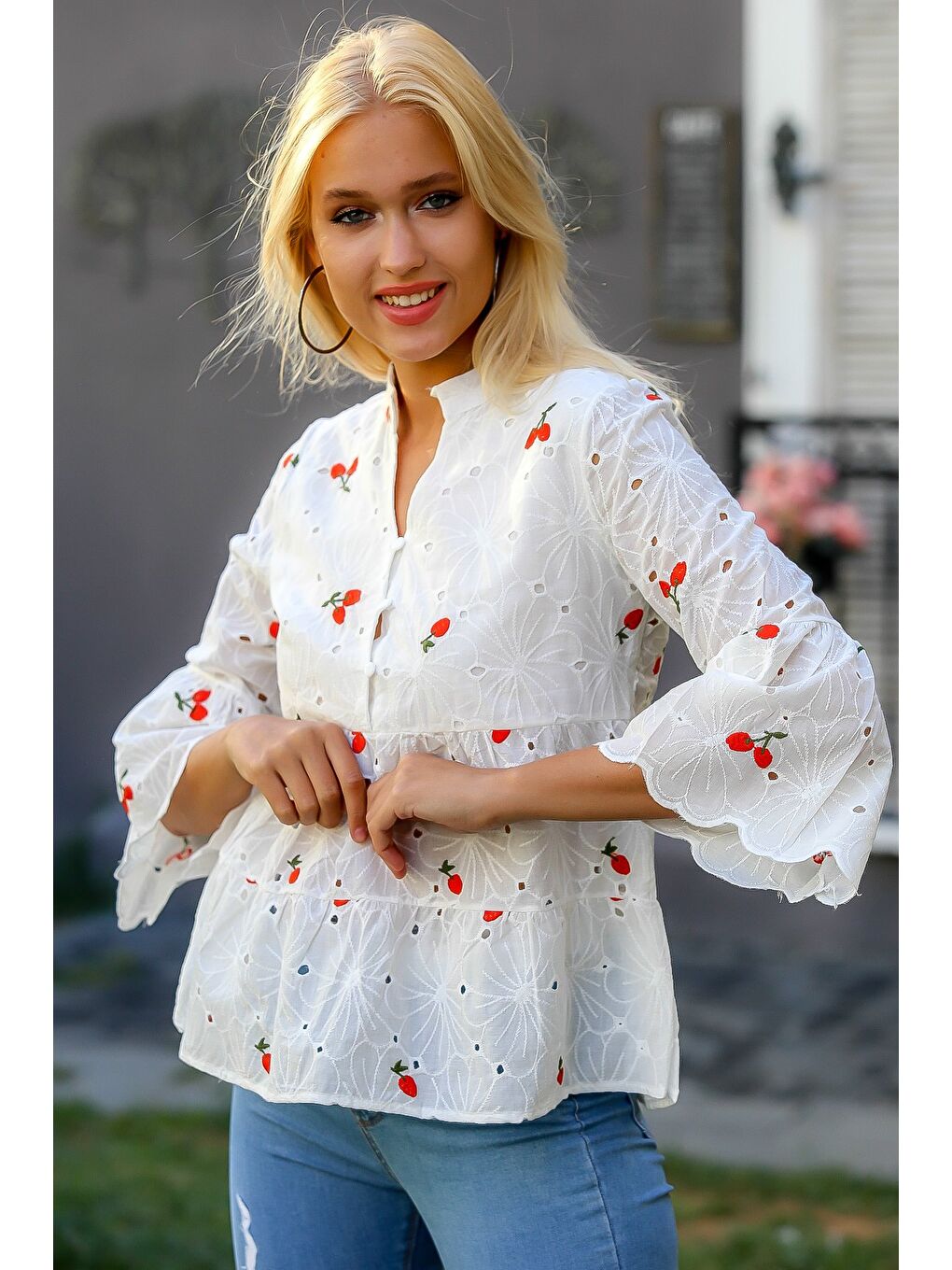 Kadın Beyaz-Kırmızı Kol Ve Etek Ucu Dilimli Düğmeli Nakışlı Dik Yaka Fisto Bluz M10010200BL94889