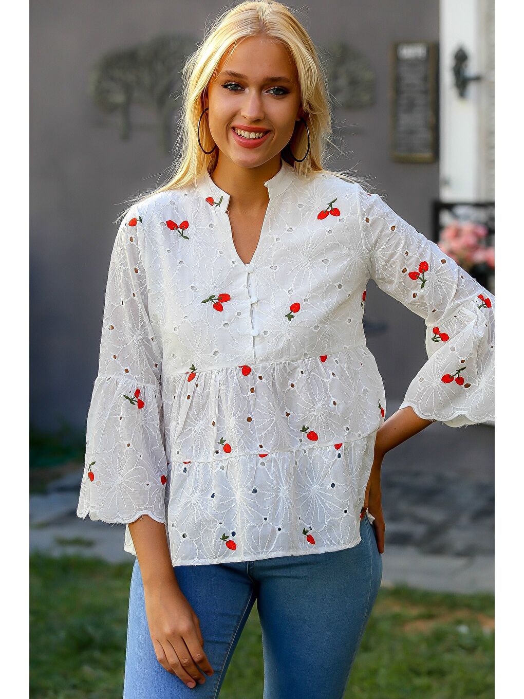 Kadın Beyaz-Kırmızı Kol Ve Etek Ucu Dilimli Düğmeli Nakışlı Dik Yaka Fisto Bluz M10010200BL94889-1