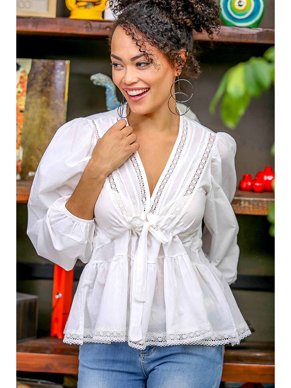 Beyaz Retro dantel detaylı V yaka bağlamalı büzgülü balon kol etek ucu dantel bluz
