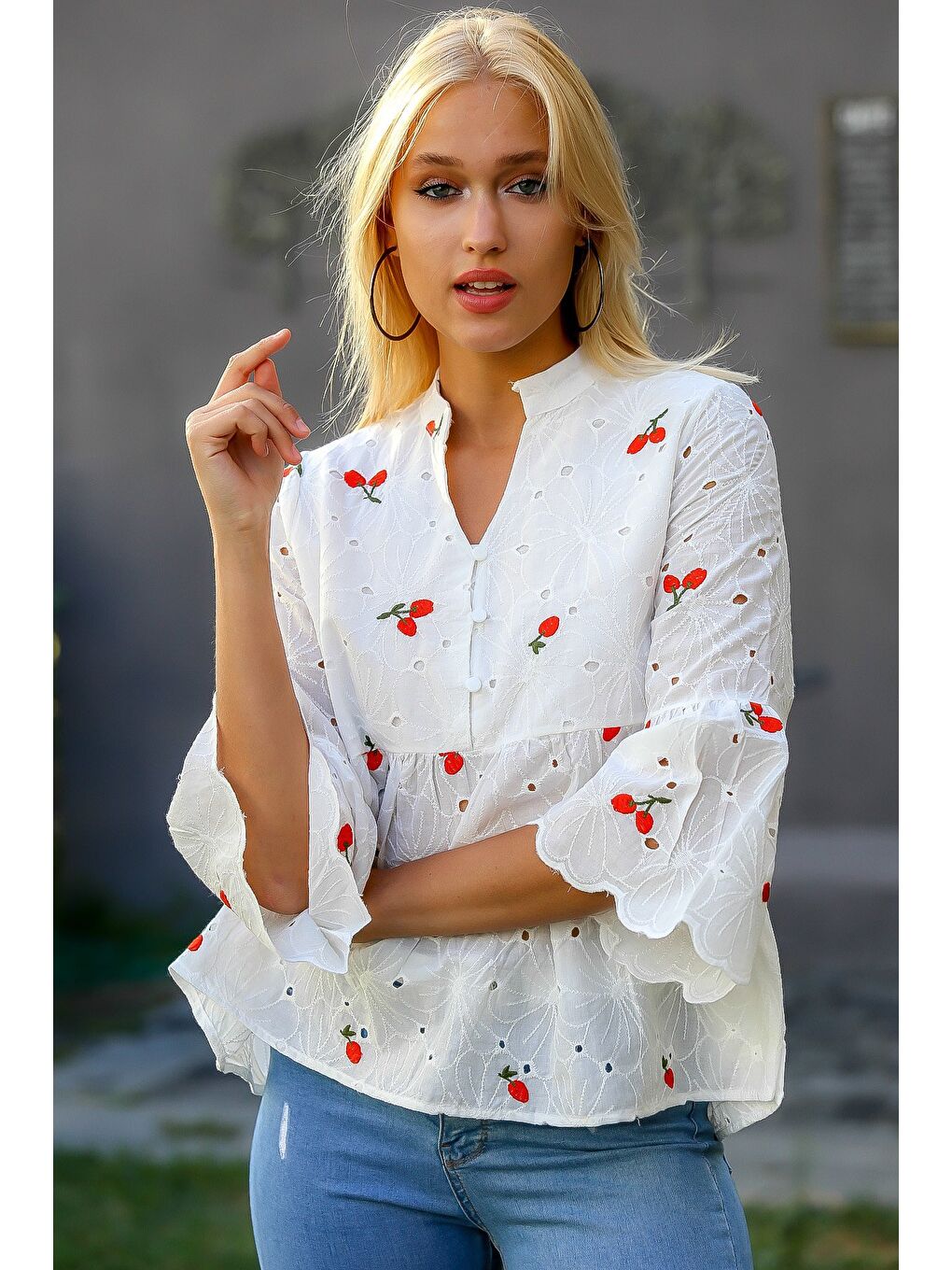 Kadın Beyaz-Kırmızı Kol Ve Etek Ucu Dilimli Düğmeli Nakışlı Dik Yaka Fisto Bluz M10010200BL94889-2