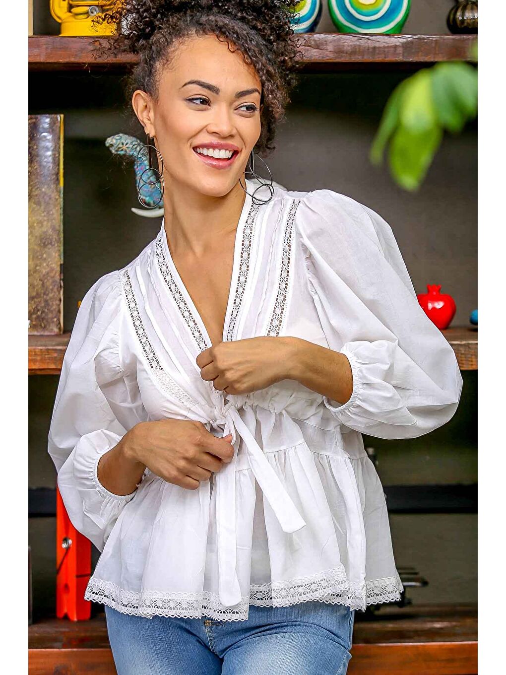 Beyaz Retro dantel detaylı V yaka bağlamalı büzgülü balon kol etek ucu dantel bluz-2
