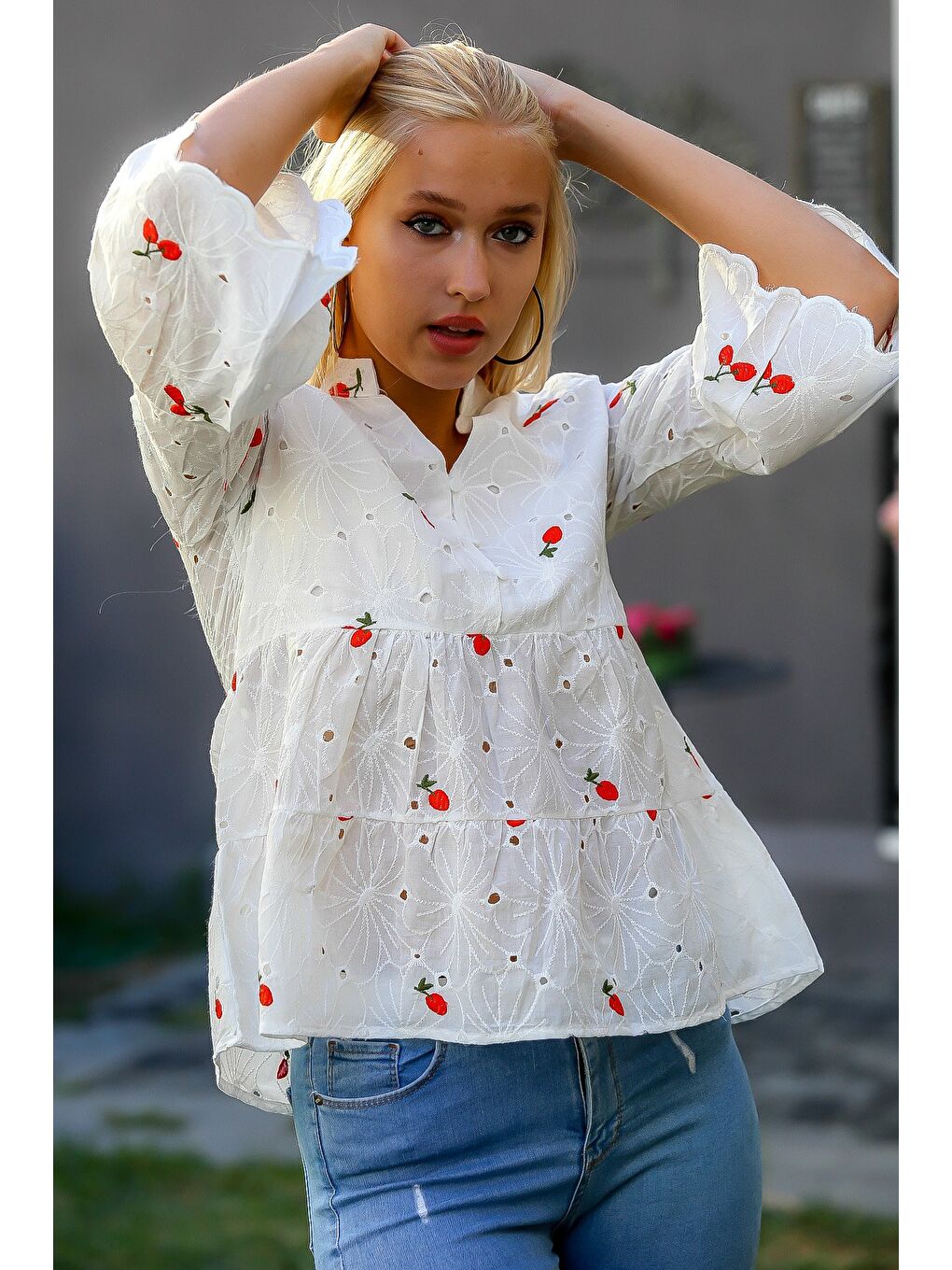 Kadın Beyaz-Kırmızı Kol Ve Etek Ucu Dilimli Düğmeli Nakışlı Dik Yaka Fisto Bluz M10010200BL94889-3