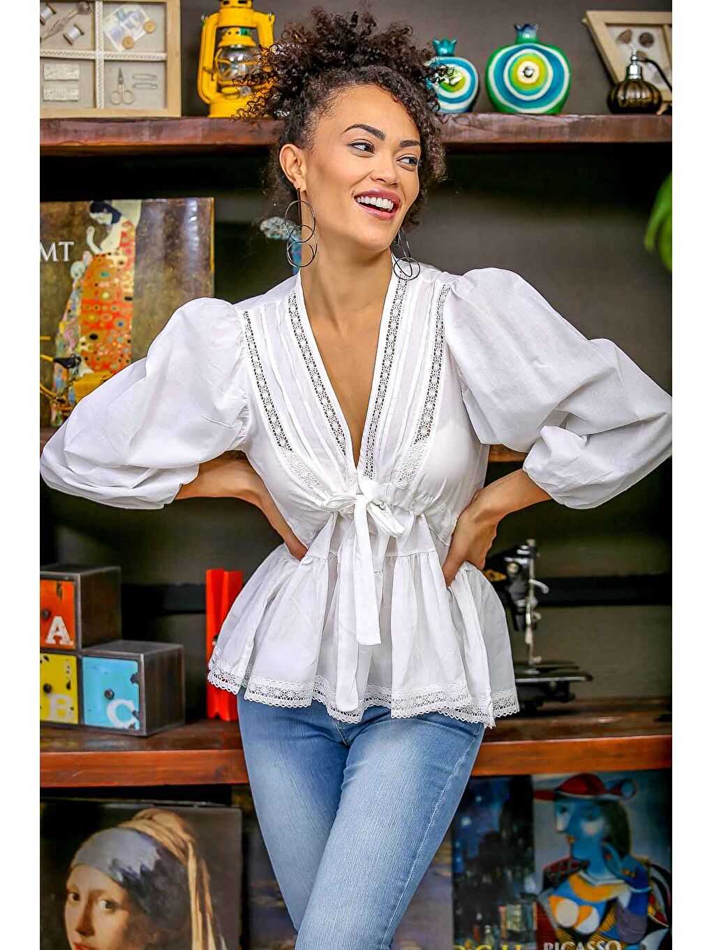 Beyaz Retro dantel detaylı V yaka bağlamalı büzgülü balon kol etek ucu dantel bluz-3