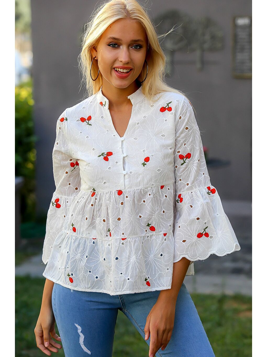 Kadın Beyaz-Kırmızı Kol Ve Etek Ucu Dilimli Düğmeli Nakışlı Dik Yaka Fisto Bluz M10010200BL94889-4