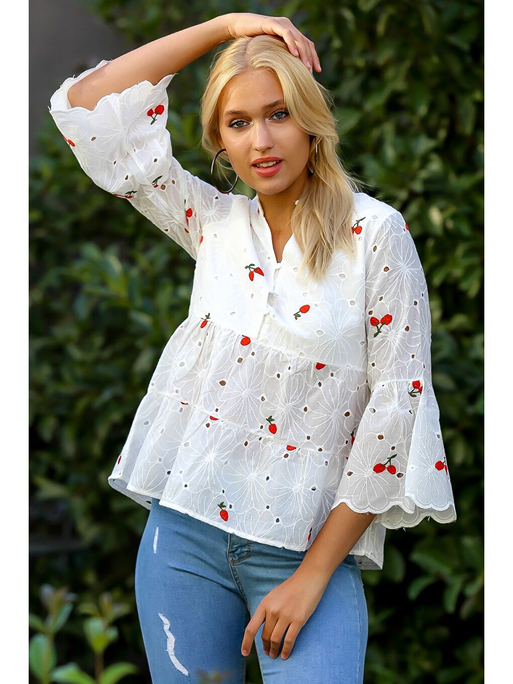 Kadın Beyaz-Kırmızı Kol Ve Etek Ucu Dilimli Düğmeli Nakışlı Dik Yaka Fisto Bluz M10010200BL94889-5