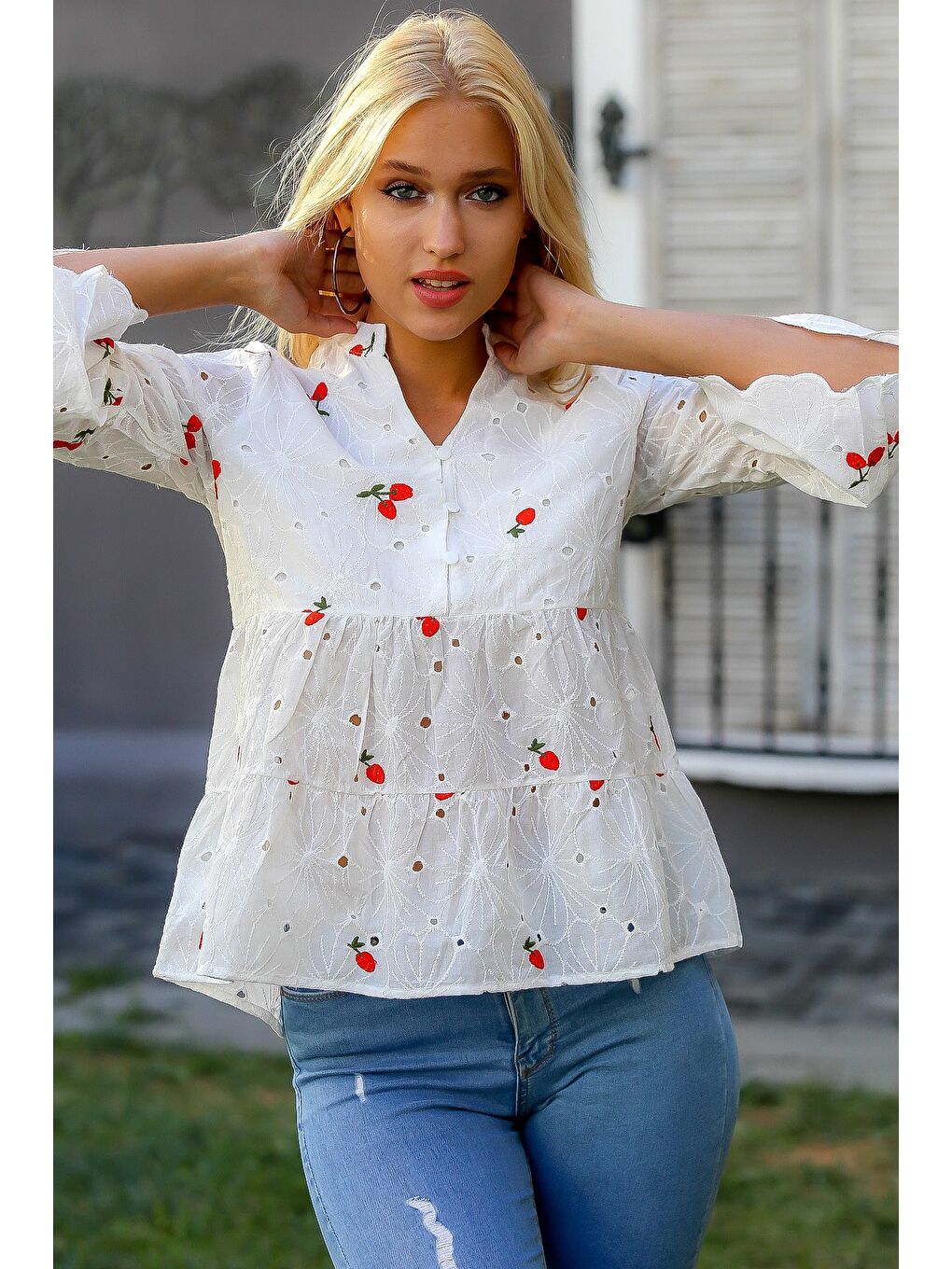 Kadın Beyaz-Kırmızı Kol Ve Etek Ucu Dilimli Düğmeli Nakışlı Dik Yaka Fisto Bluz M10010200BL94889-6