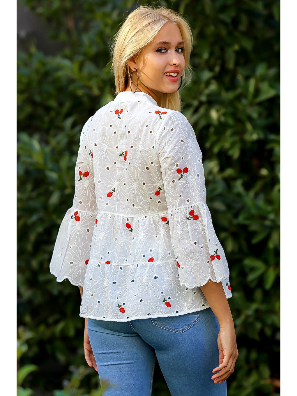 Kadın Beyaz-Kırmızı Kol Ve Etek Ucu Dilimli Düğmeli Nakışlı Dik Yaka Fisto Bluz M10010200BL94889-7