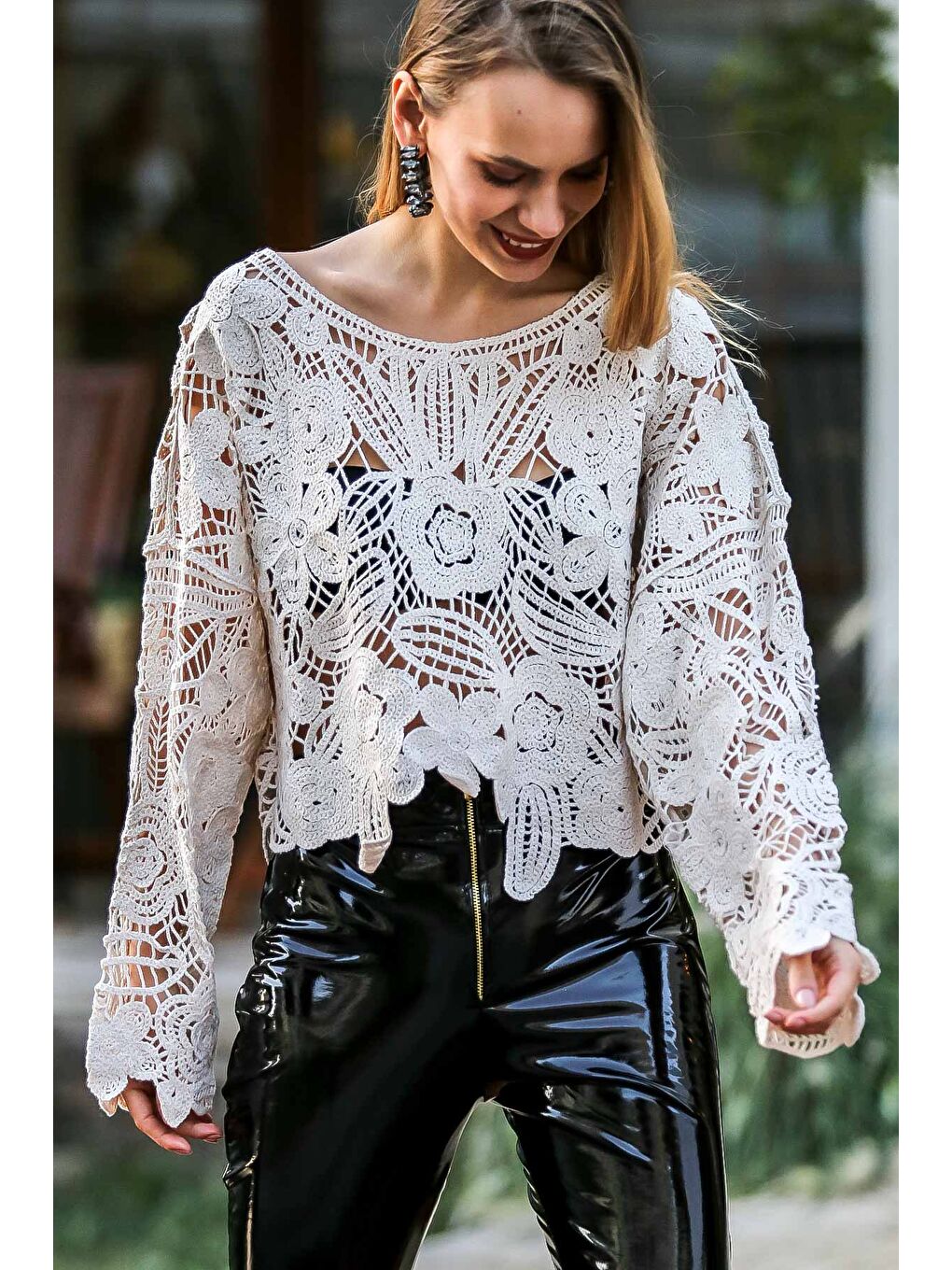 Bej Vintage çiçek motifli tığ örgü bluz