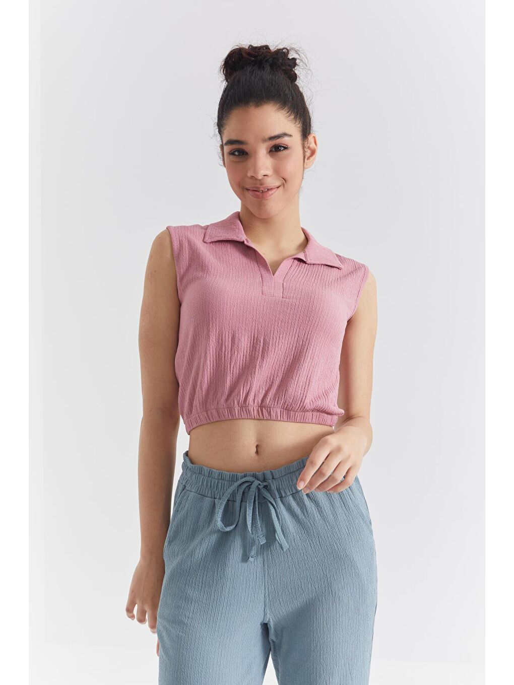 TOMMYLIFE Pembe Gül Kurusu Polo Yaka Beli Lastikli Bürümcük Kumaş Kadın Crop Top T-Shirt - 97223