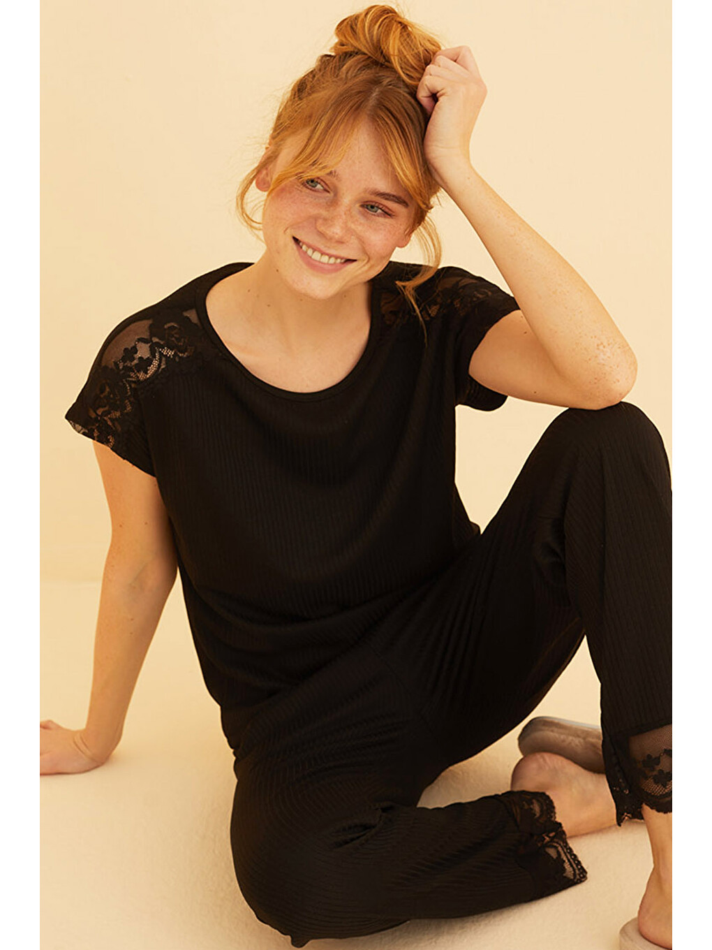 Siyah Dantel Detaylı Soft Touch İnce Örme Pijama Takım