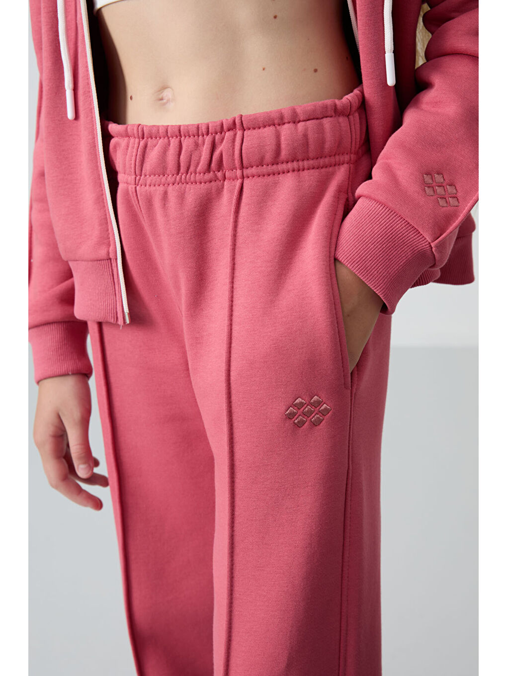 Pembe Yaban Gülü Pamuklu İçi Tüylü Yumuşak Dokulu Standart Fit Nakışlı Kız Çocuk Eşofman Takım - 75161-4