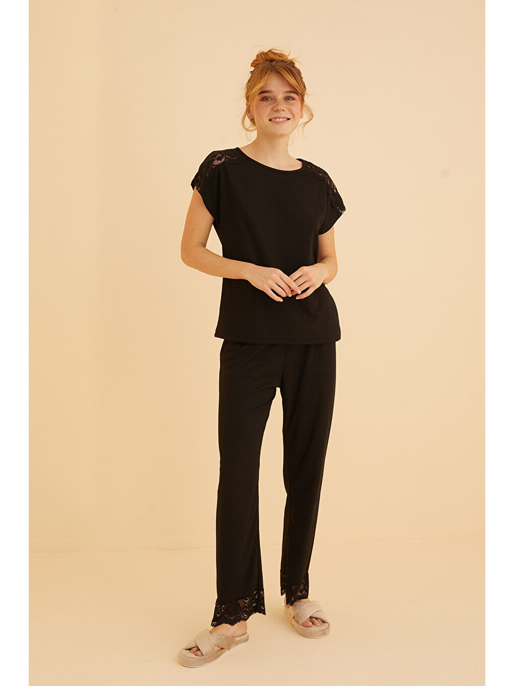Siyah Dantel Detaylı Soft Touch İnce Örme Pijama Takım-1