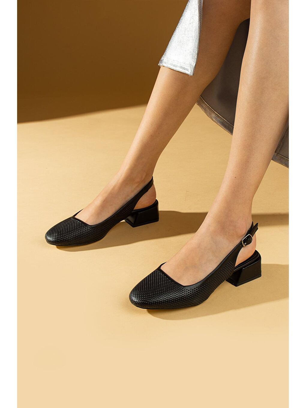 Siyah Lazer Kesim Rahat Taban Tokalı Kısa Topuklu Kadın Babet 001-280-24