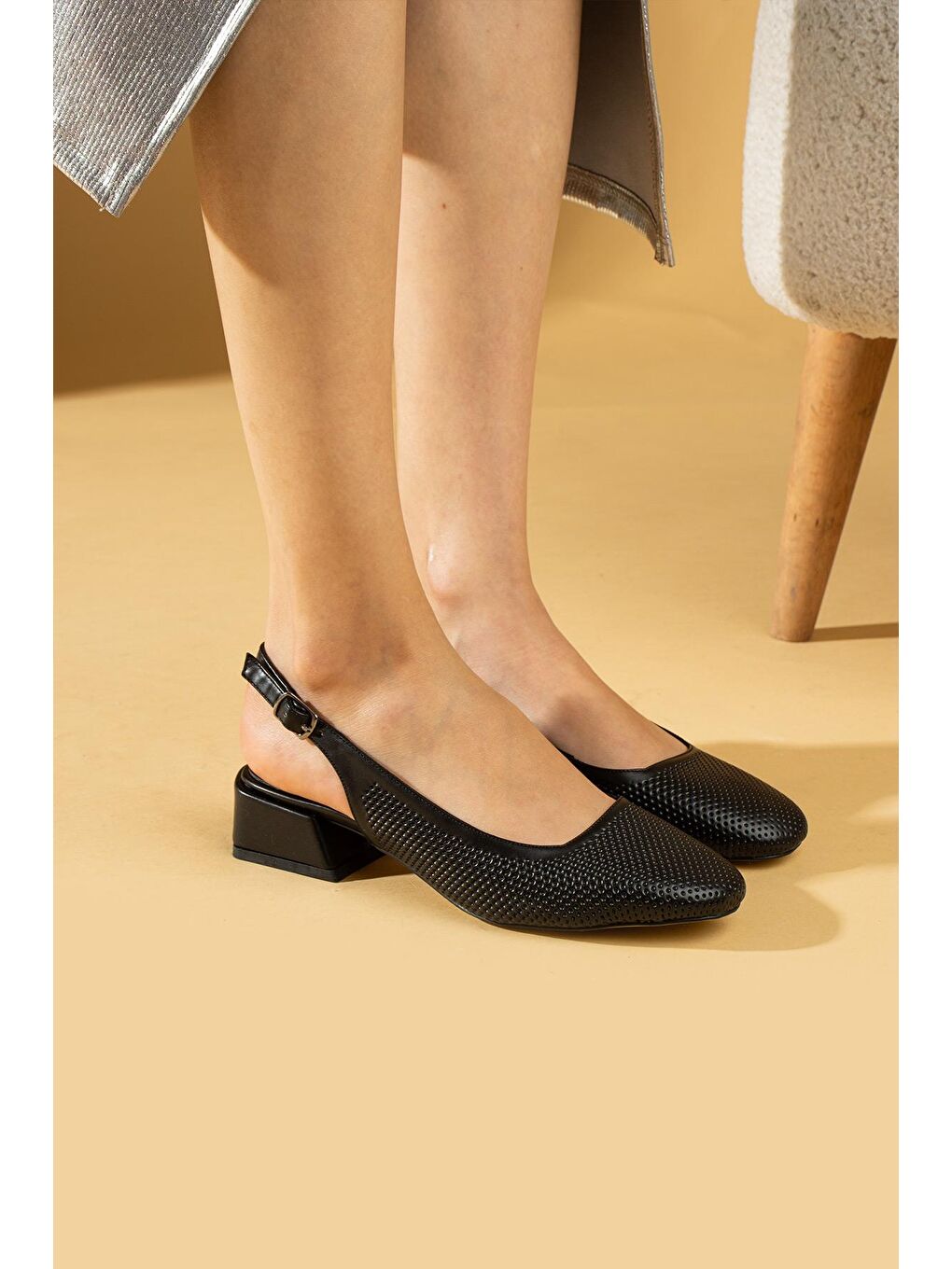 Siyah Lazer Kesim Rahat Taban Tokalı Kısa Topuklu Kadın Babet 001-280-24-1