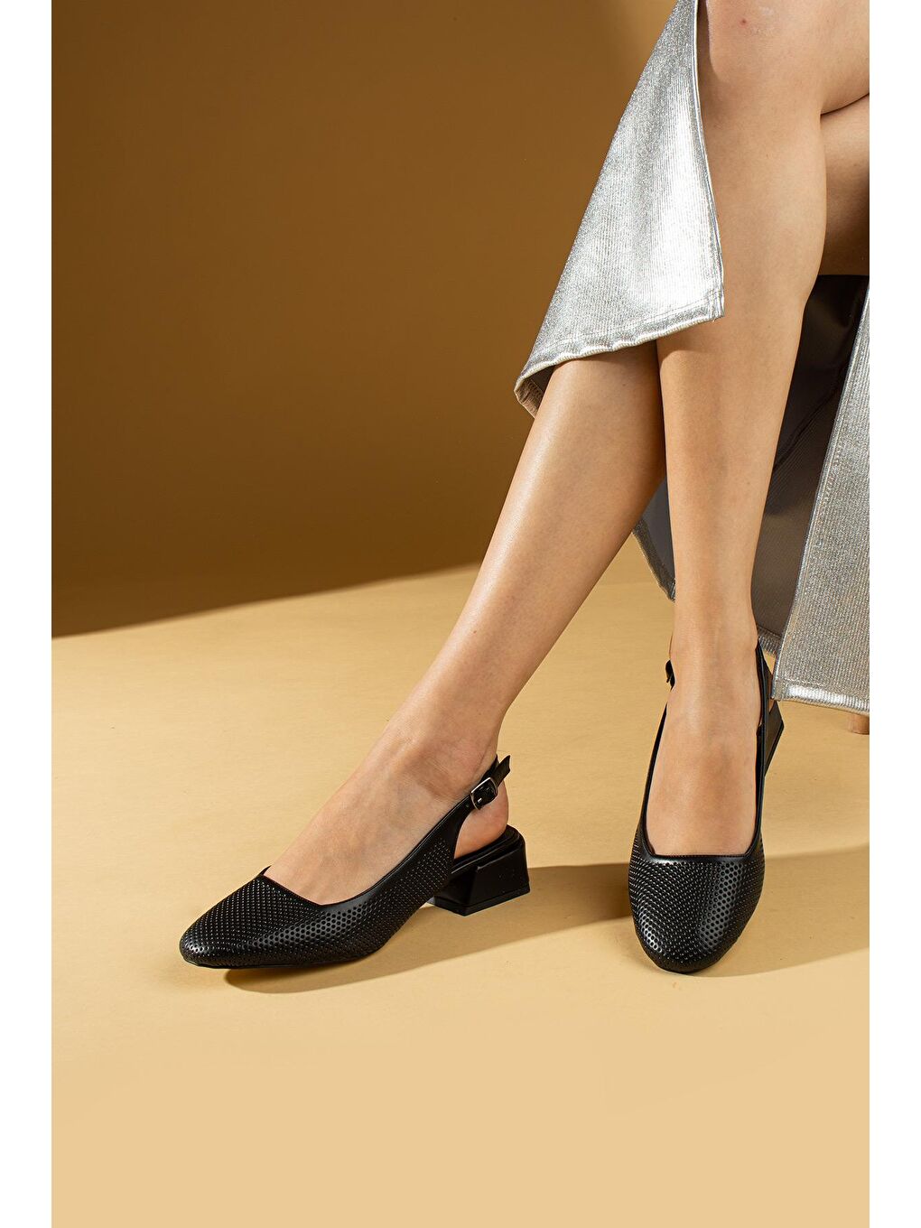 Siyah Lazer Kesim Rahat Taban Tokalı Kısa Topuklu Kadın Babet 001-280-24-2