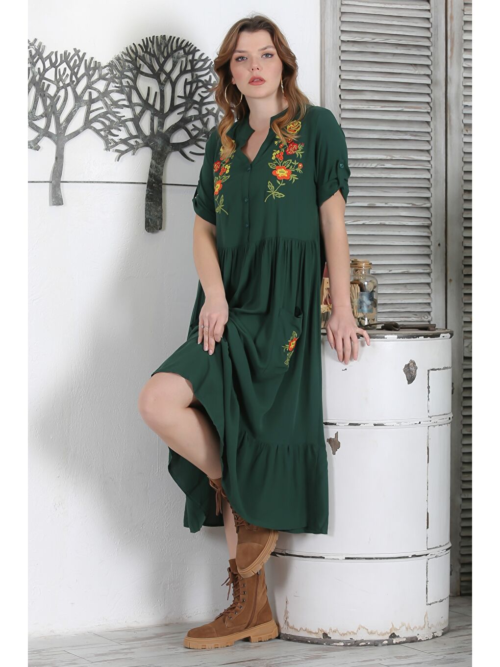 Koyu Yeşil Hakim Yaka Düğmeli 3/4 Kol Düğmeli Cepli Etek Ucu Fırfırlı Nakışlı Dokuma Elbise 134 54