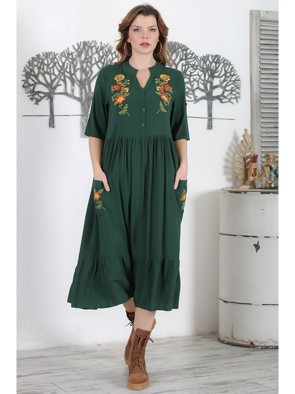 Koyu Yeşil Hakim Yaka Düğmeli 3/4 Kol Düğmeli Cepli Etek Ucu Fırfırlı Nakışlı Dokuma Elbise 134 54-1