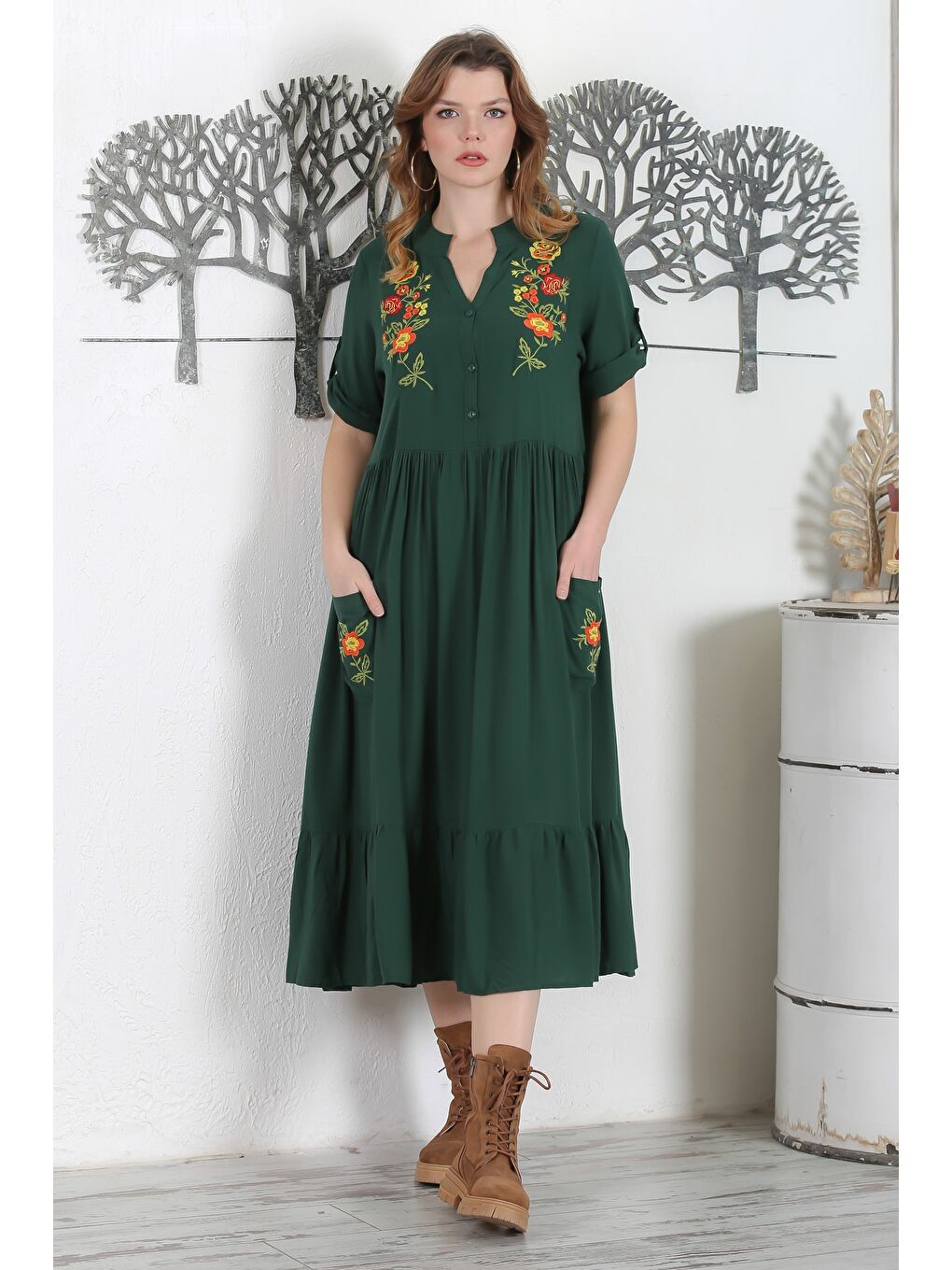 Koyu Yeşil Hakim Yaka Düğmeli 3/4 Kol Düğmeli Cepli Etek Ucu Fırfırlı Nakışlı Dokuma Elbise 134 54-2