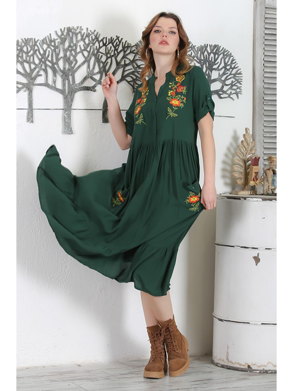 Koyu Yeşil Hakim Yaka Düğmeli 3/4 Kol Düğmeli Cepli Etek Ucu Fırfırlı Nakışlı Dokuma Elbise 134 54-4