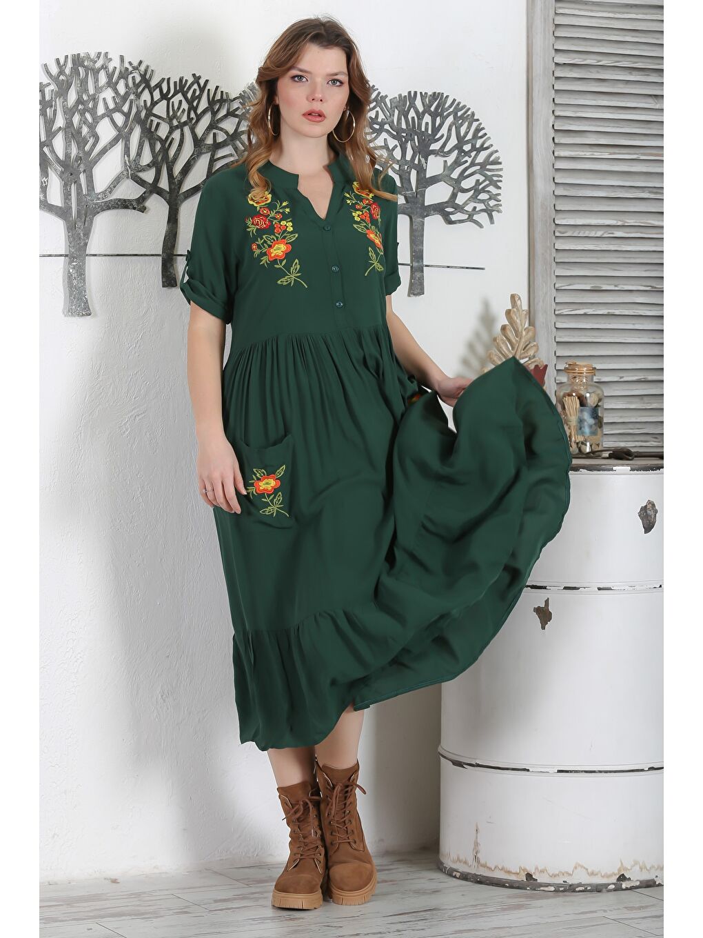Koyu Yeşil Hakim Yaka Düğmeli 3/4 Kol Düğmeli Cepli Etek Ucu Fırfırlı Nakışlı Dokuma Elbise 134 54-5